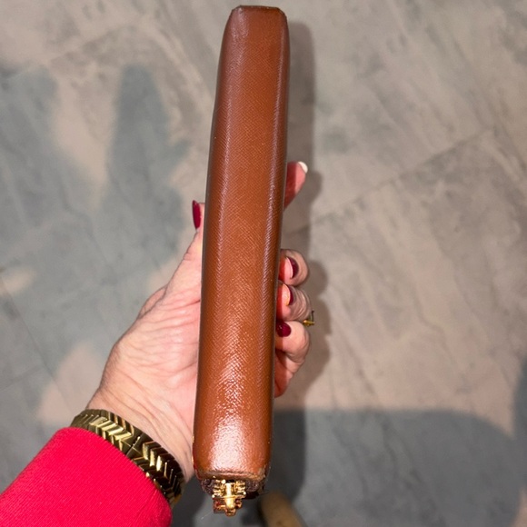 Tory Burch   Long wallet  zippy wallet leather  brown / gold tone good condition - Picture 13 of 16